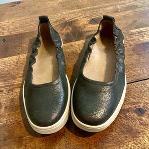Vionic Uptown Ballet Flats in Metallic Dark Grey Silver
